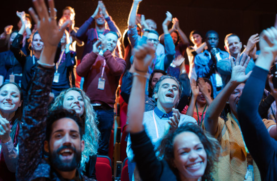 Ein applaudierendes Publikum.