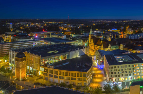 Das Chemnitzer Statdtzentrum bei Nacht.