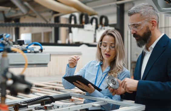 Mitarbeitende besprechen den Entwicklungsstand einer Maschine.