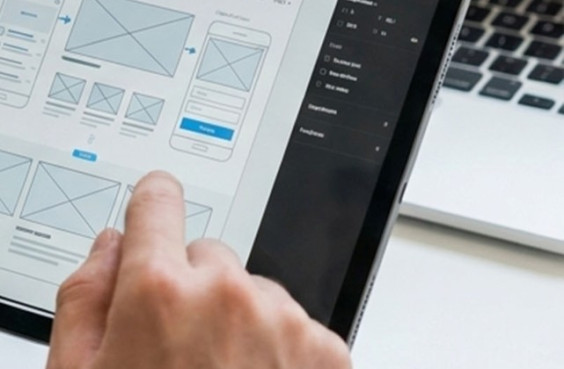Person bedient ein Tablet zur Mediengestaltung