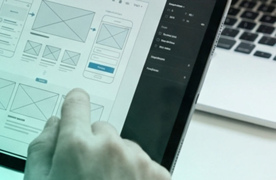 Person bedient ein Tablet zur Mediengestaltung
