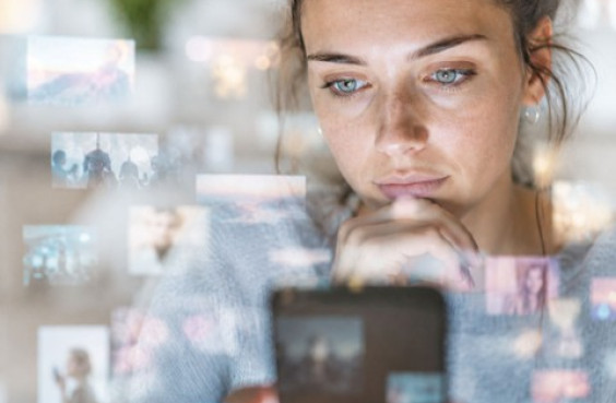 Frau schaut auf Smartphone