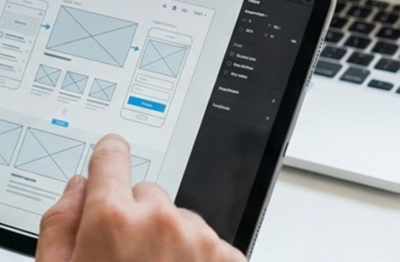 Person bedient ein Tablet zur Mediengestaltung