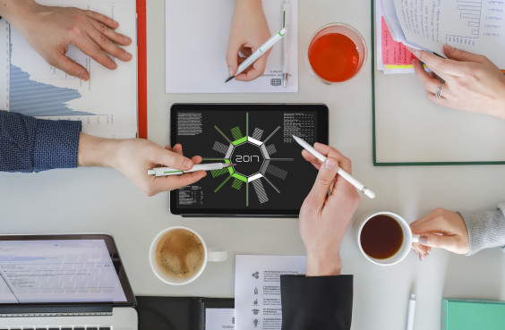 Studierende interagieren gemeinsam mit Tablet