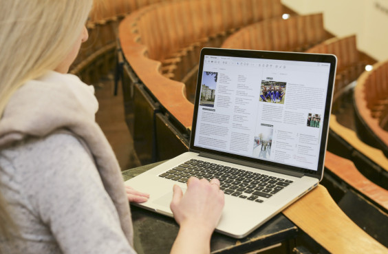 Frau im Hörsaal arbeitet an Laptop