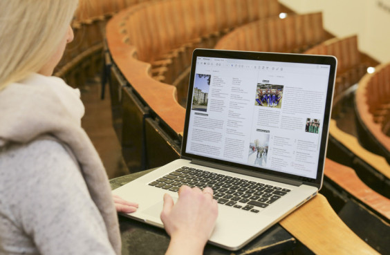 Studentin am Notebook