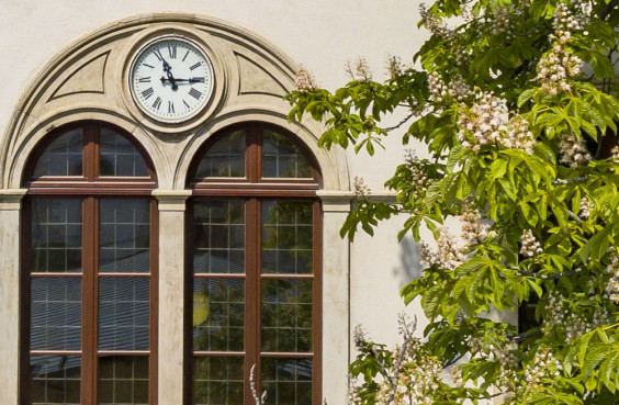 Uhr am Universitätsgebäude Straße der Nationen