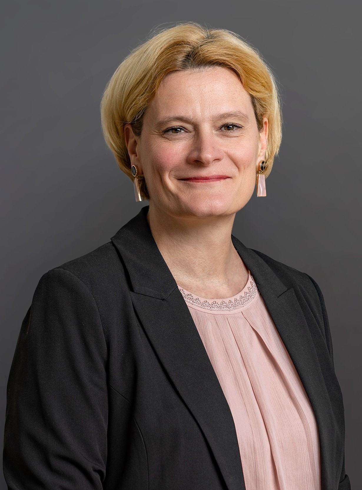 Portrait: Prof. Anja Strobel