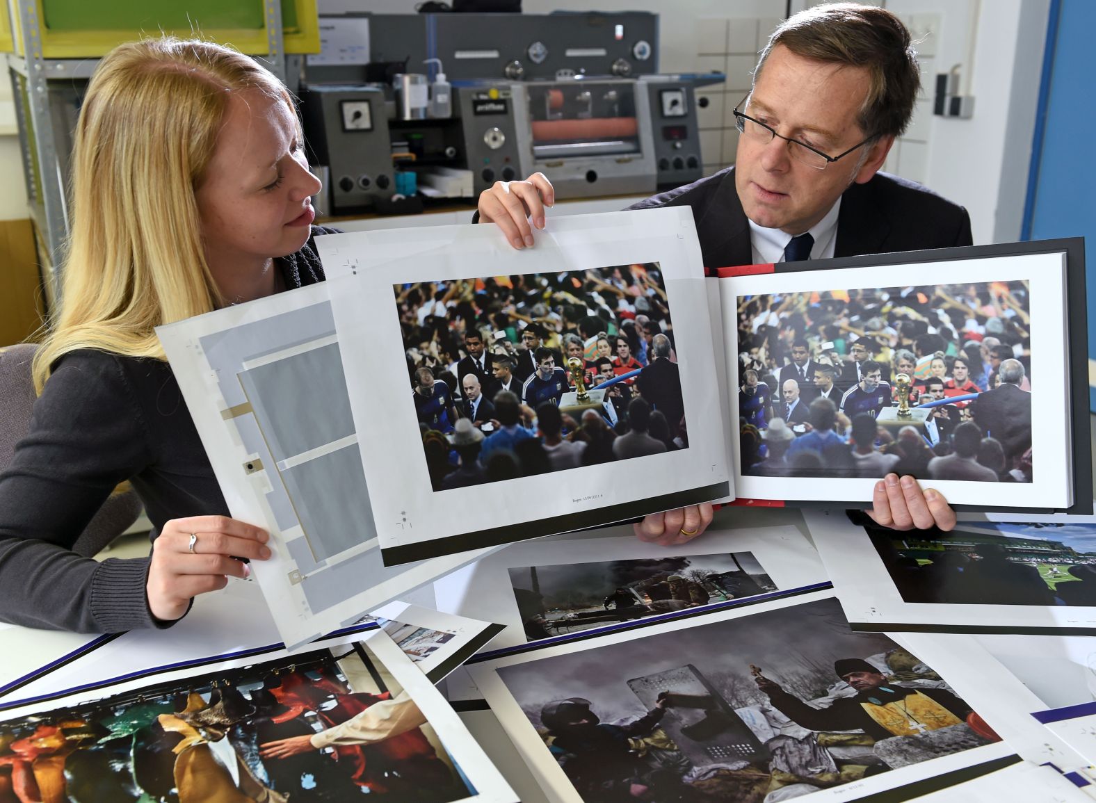 Maxi Bellmann und Prof. Dr. Arved C. Hübler vom Institut für Print- und Medientechnik der TU Chemnitz präsentieren das repräsentative T-Book des 58.
World-Press-Photo- Wettbewerbs
