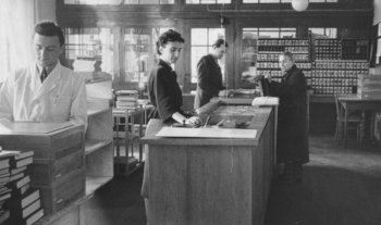 Foto: Der Ausleihraum der Bibliothek 1955 © Universitätsarchiv