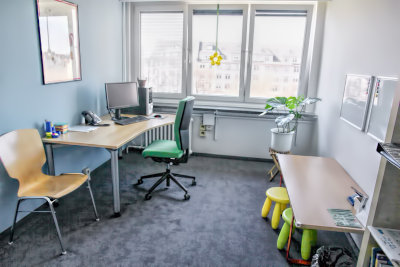 Foto: Blick in den Eltern-Kind-Raum mit Arbeitsplatz und Kinderschreibtisch, CampusBibliothek II © Sven Aurich