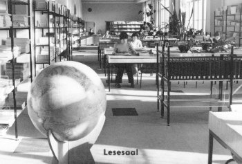 Foto: Blick in den Lesesaal der Zentralbibliothek mit großem Globus im Vordergrund 1890 © Universitätsarchiv