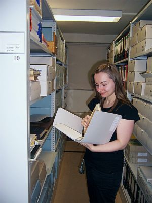 Juliane Kletschka im Archivmagazin