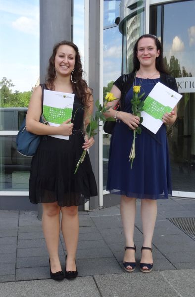 Josephine Gtze und Romy Leidhold mit den Abschlusszeugnissen vor der Landesdirektion Leipzig, Foto: Stephan Luther