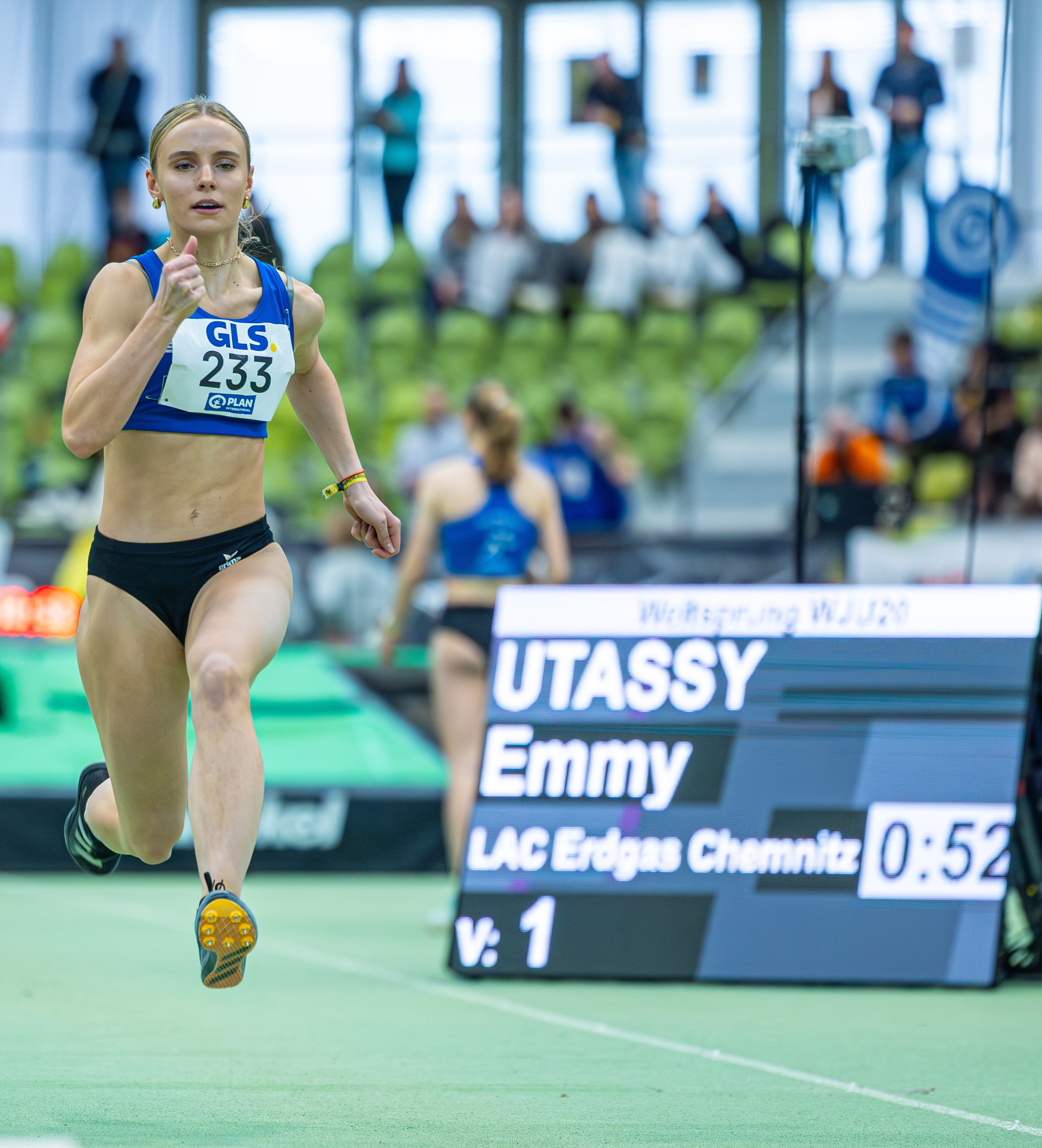 Emmy Utassy beim Weitsprung