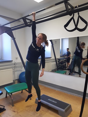 Nele in Hängeposition