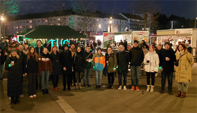 Gruppenfoto auf dem TUCweihnachtsmarkt