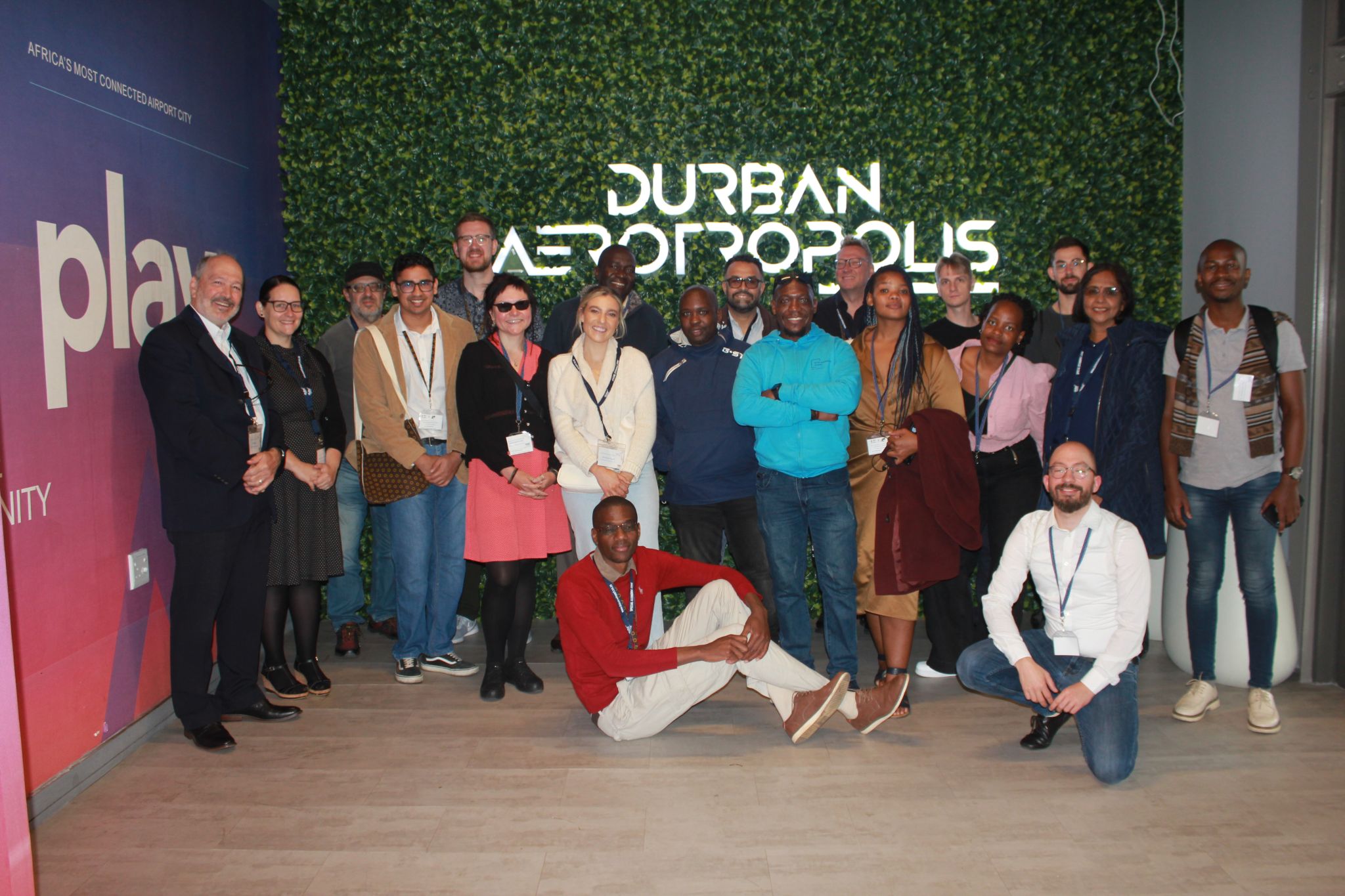 Gruppenbild mit Prof. Stefan Huessig und Studenten