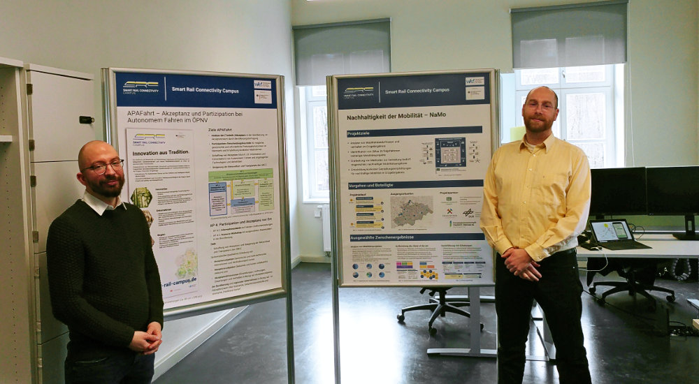 Jan-Peter Schmitten und Martin Albert vom Lehrstuhl für Innovationsforschung und Technologiemanagement stehen vor zwei Postern, die Inhalte der beiden Projekte \
