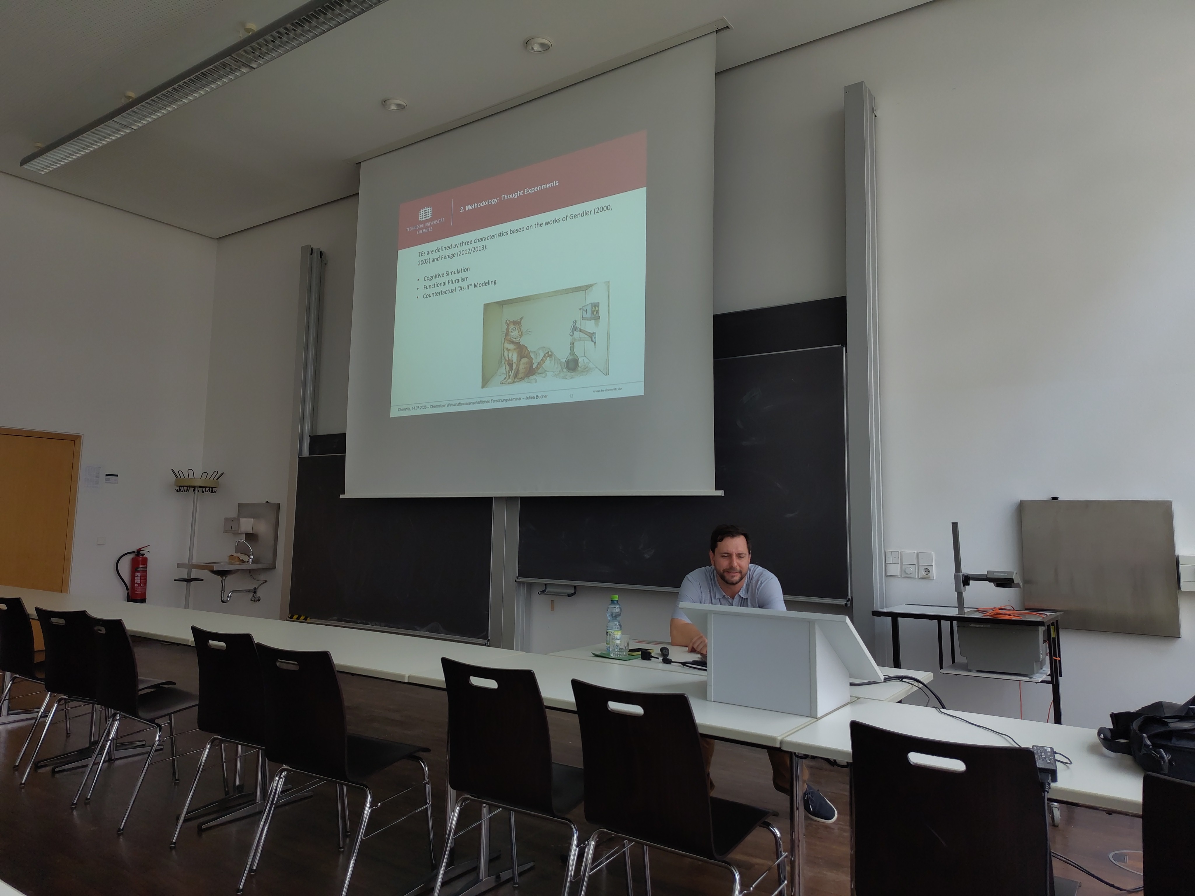 Julien Bucher präsentiert im Forschungsseminar