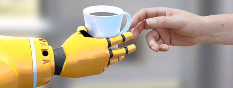 Gelber Roboterarm reicht einem Menschen eine Tasse Kaffee