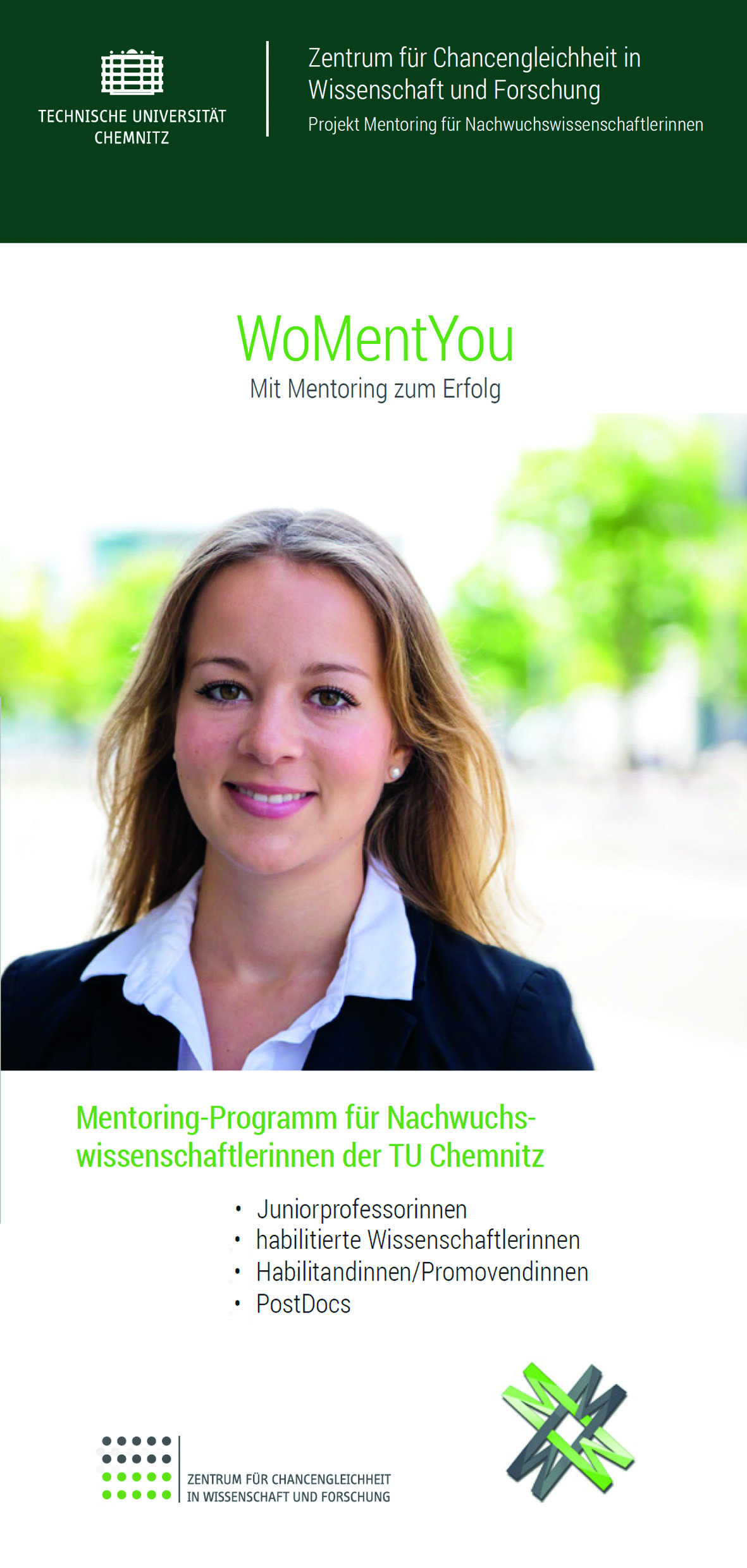 junge Frau sieht Betrachter an