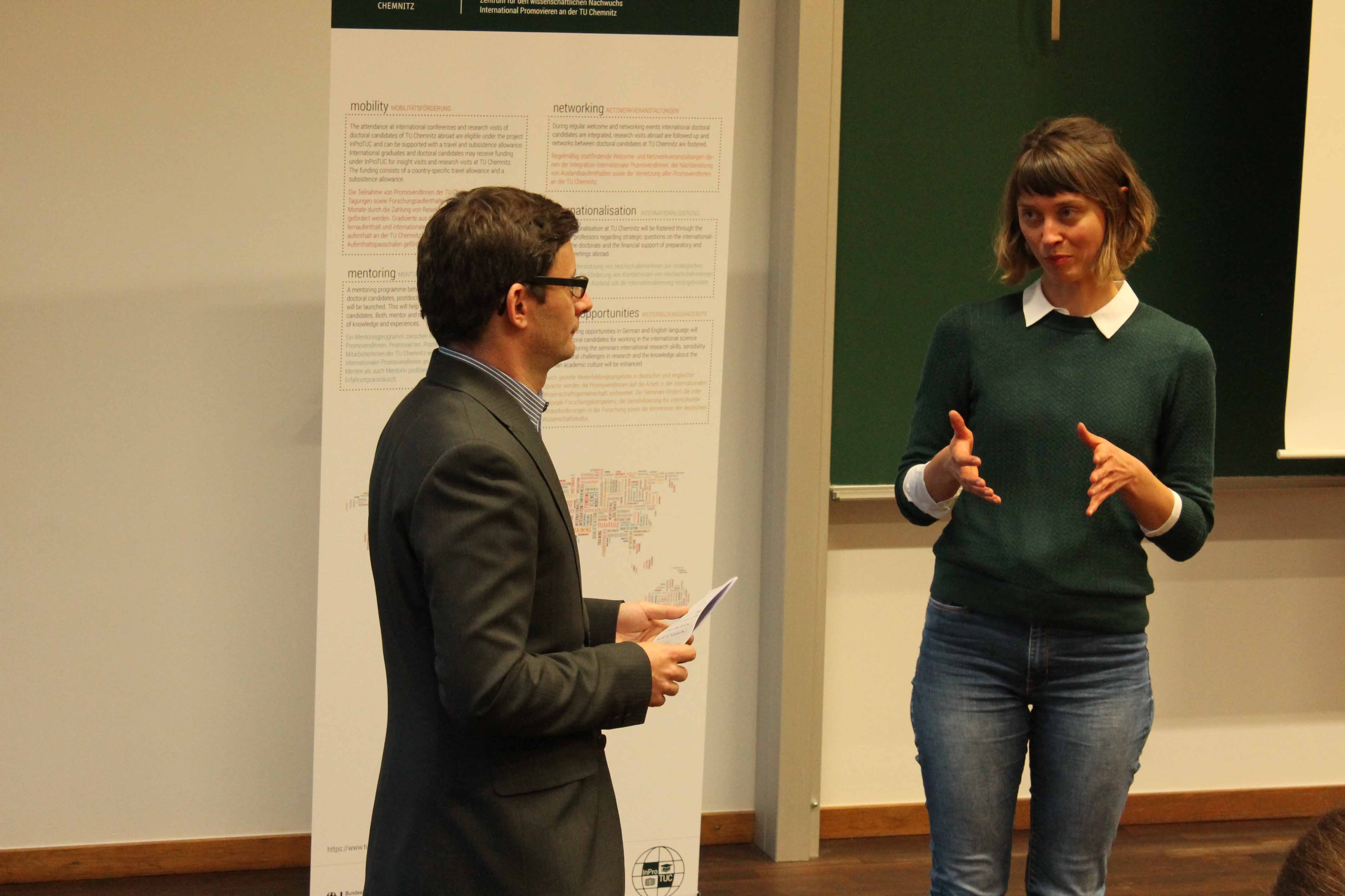 „Promotion of Young Scientists“: Dr. Florian Speck (TU Chemnitz) in discussion with doctoral student Clemence Vernier