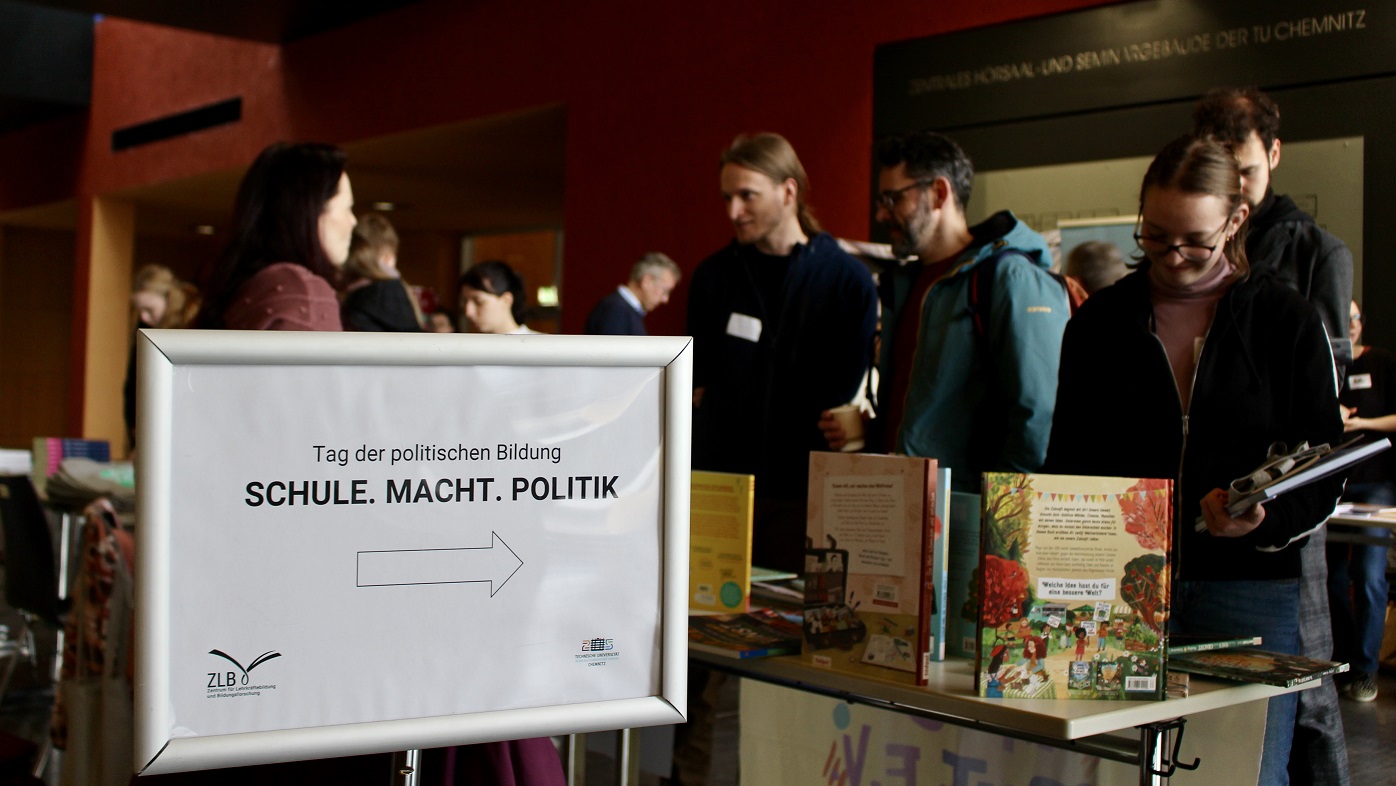 Studenten und Teilnehmer des "Tages der politischen Bildung" im Foyer des zentralen Hörsaalgebäudes