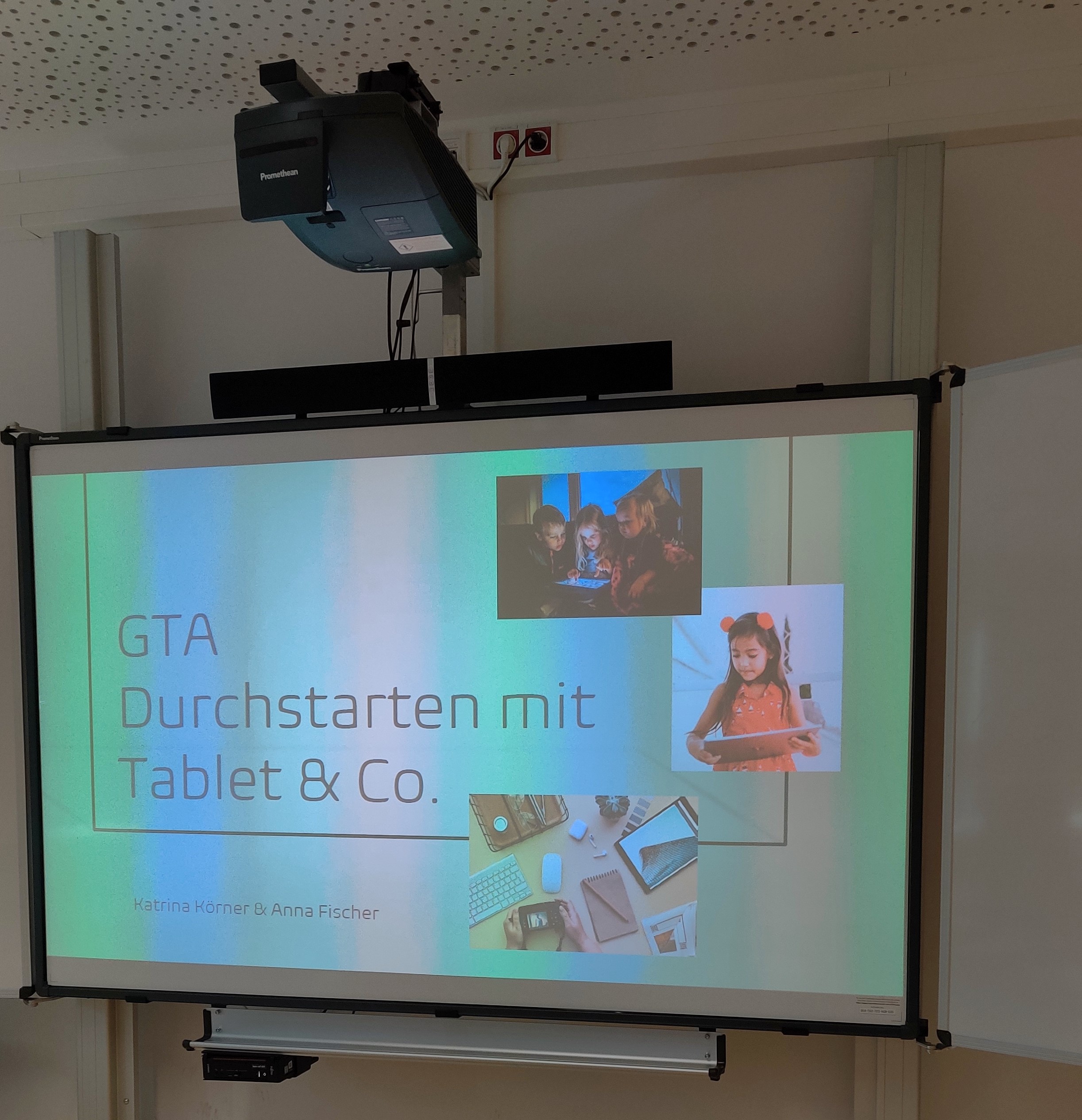 Das Bild zeigt ein Foto aus dem Klassenzimmer mit einem Smartboard auf dem die AG DurchstARTen vorgestellt wird.