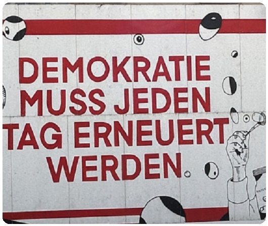 öffentlicher Schriftzug "Demokratie muss jeden Tag erneuert werden"
