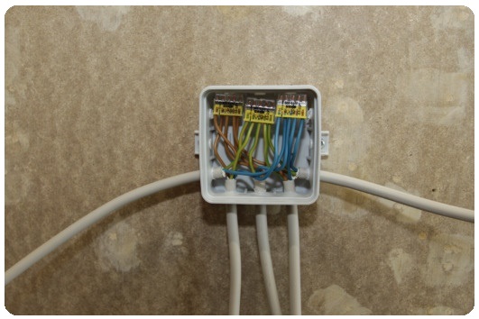 farbige Kabel in einer Sicherung