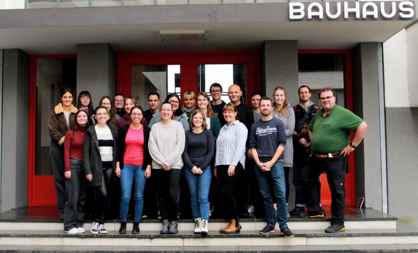 Prof. Schoenbeck, Dr. Hulsch und Studenten vor dem Bauhaus