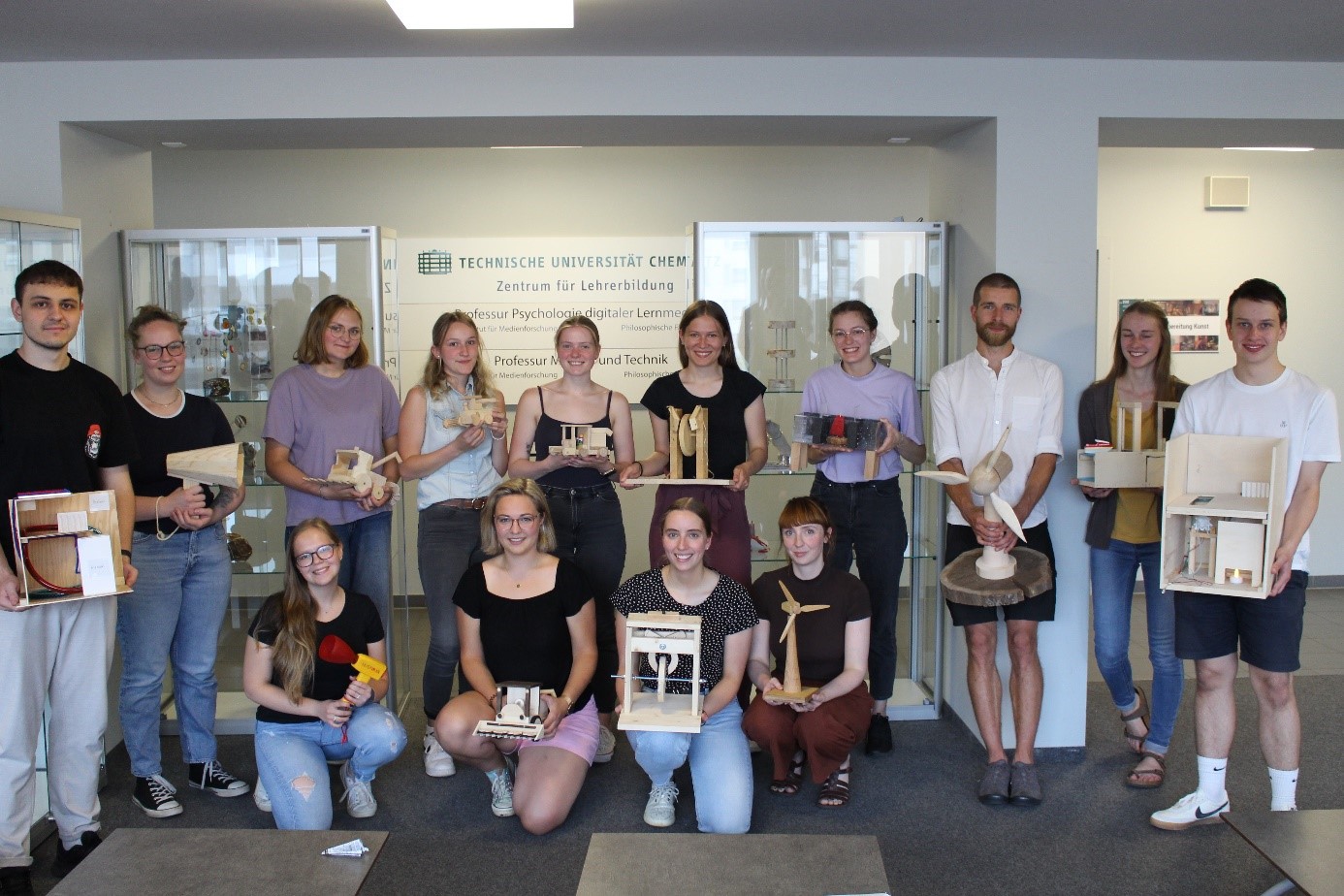 Studenten praesentieren ihre Werkstuecke