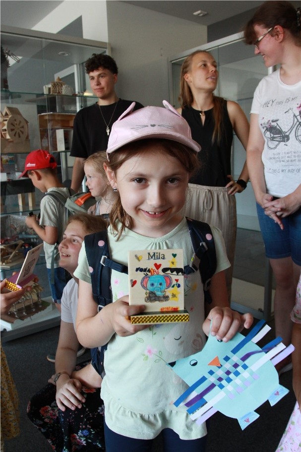 Studenten und Schüler präsentieren ihr selbsterstelltes Namensschild