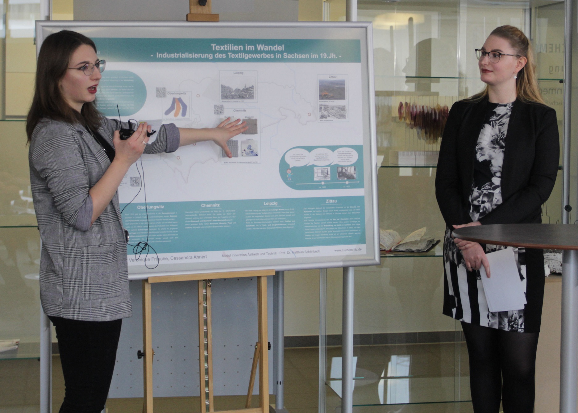 Die Studentinnen Veronique Fritsche (li.) und Cassandra Ahnert erklären ihr Plakat