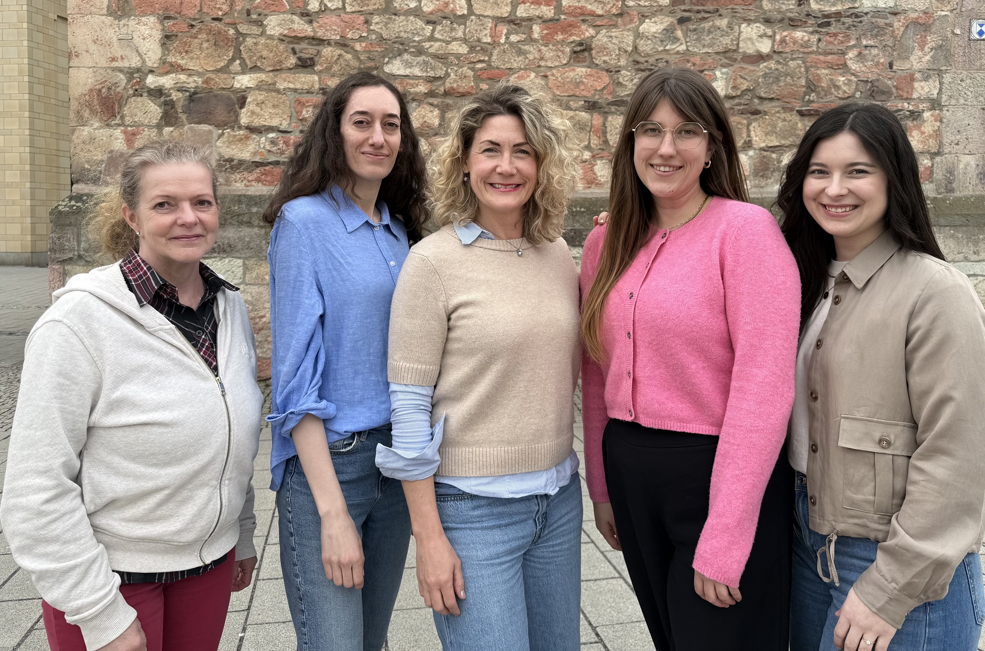 Die Mitarbeiter der Professur stehen vor dem Roten Turm in Chemnitz. 